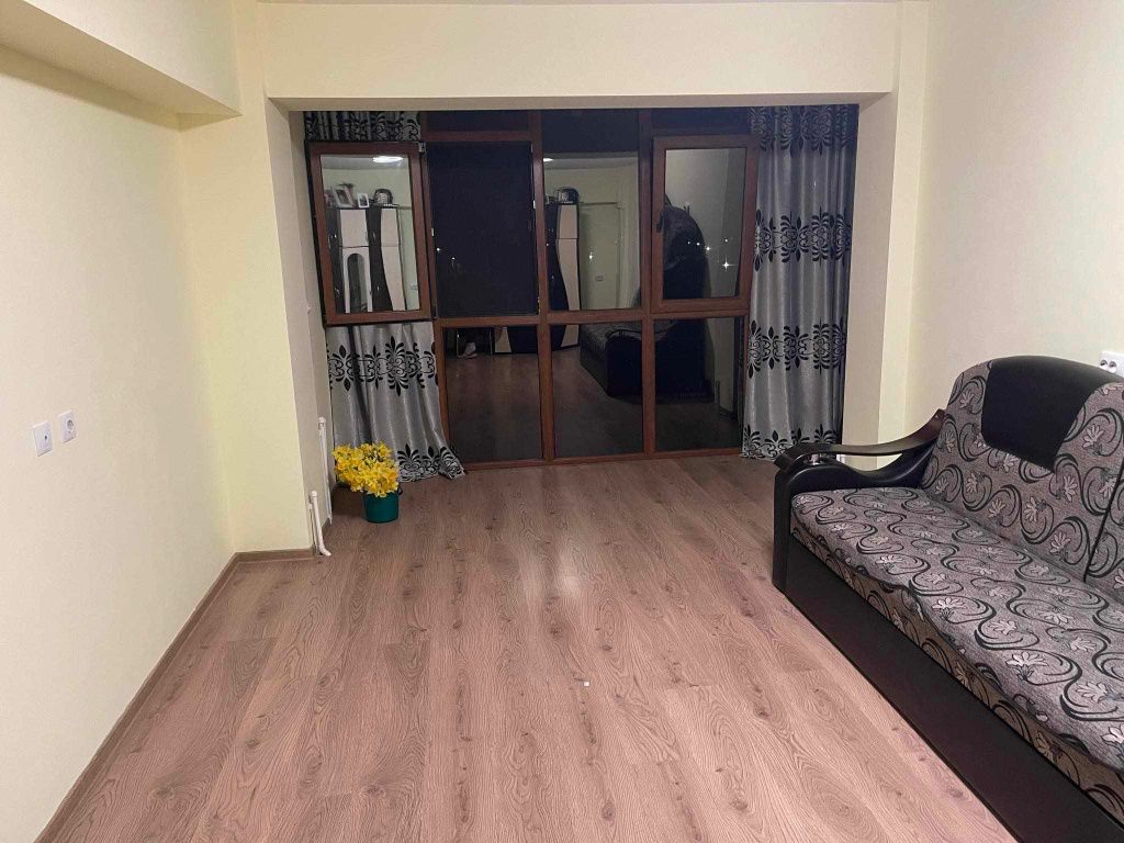 Vând apartament, preț negociabil