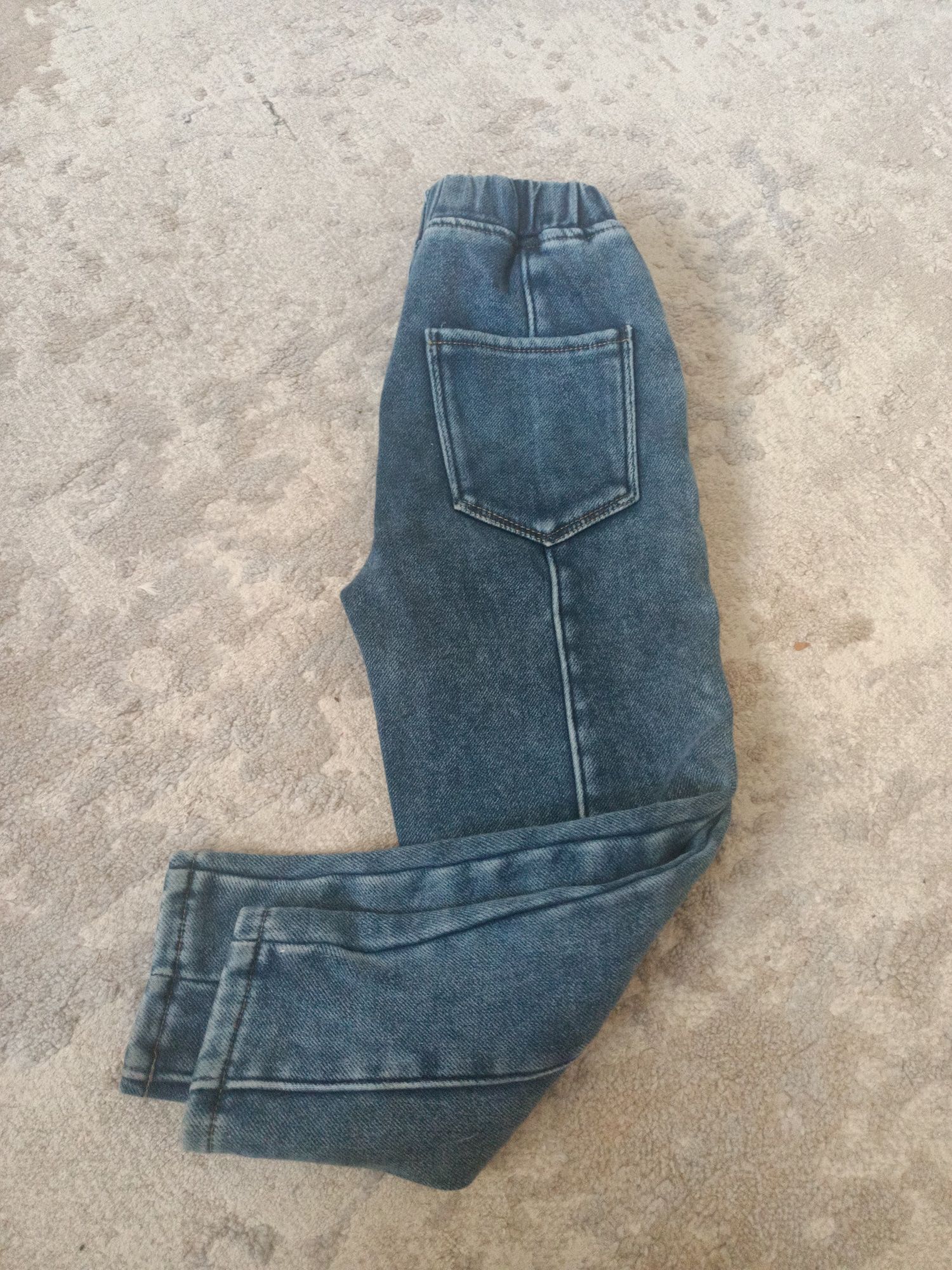 Продам джинсы утеплённые р.122-128