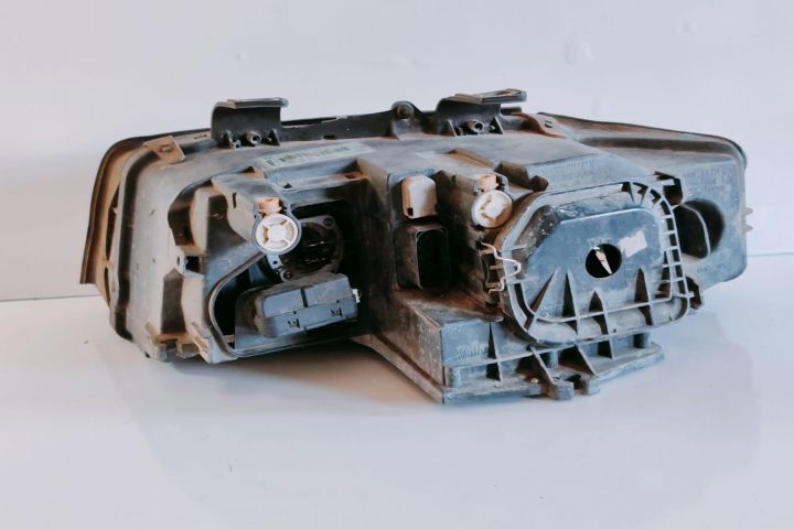 Far dreapta  Valeo cu lupa  8E0941004F Audi A4 B6