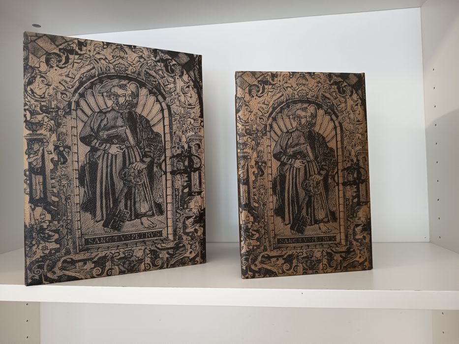 Продавам статуетка, подаръчни кутии