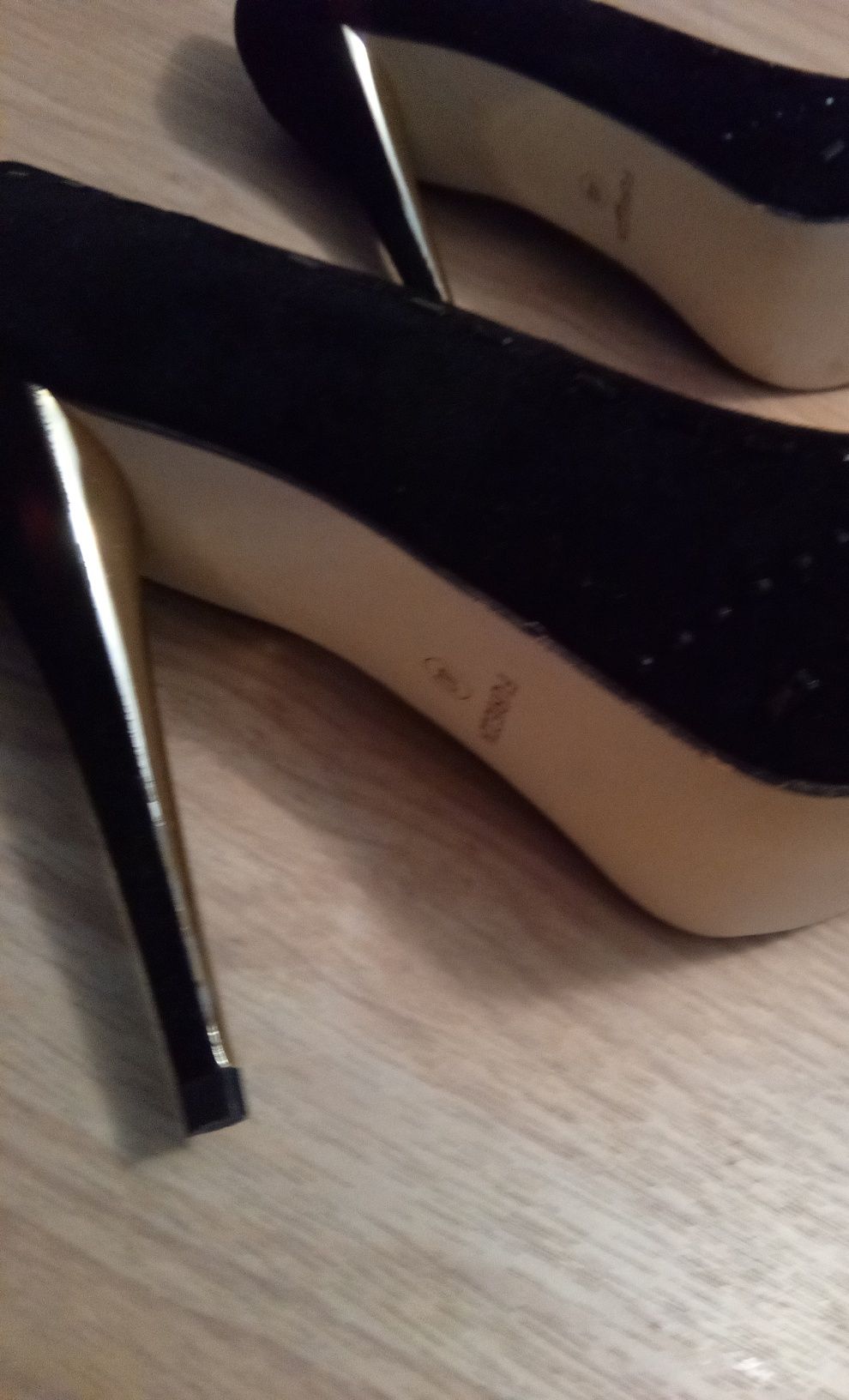 Vând pantofi de damă, din piele, marca Furiezza, mărimea 40.
