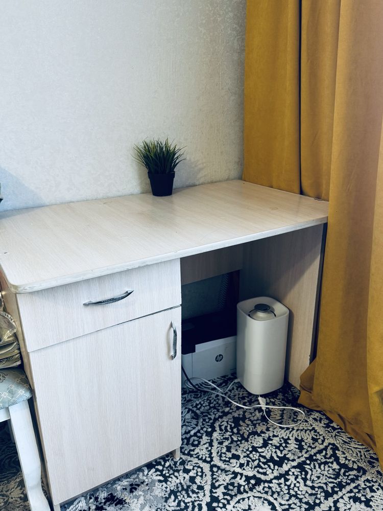 Продам недорого стол-парту