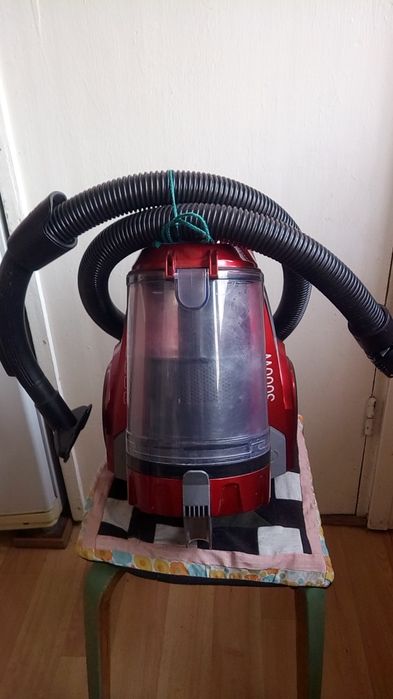 Пылисос красного цвета.