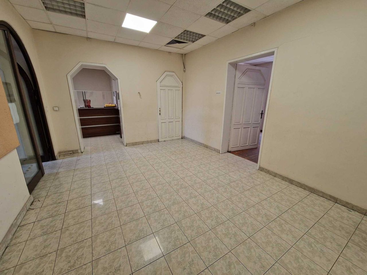 Дава се под наем Офис в София, Център - 850 кв.м за 8500 € - Снимка #2