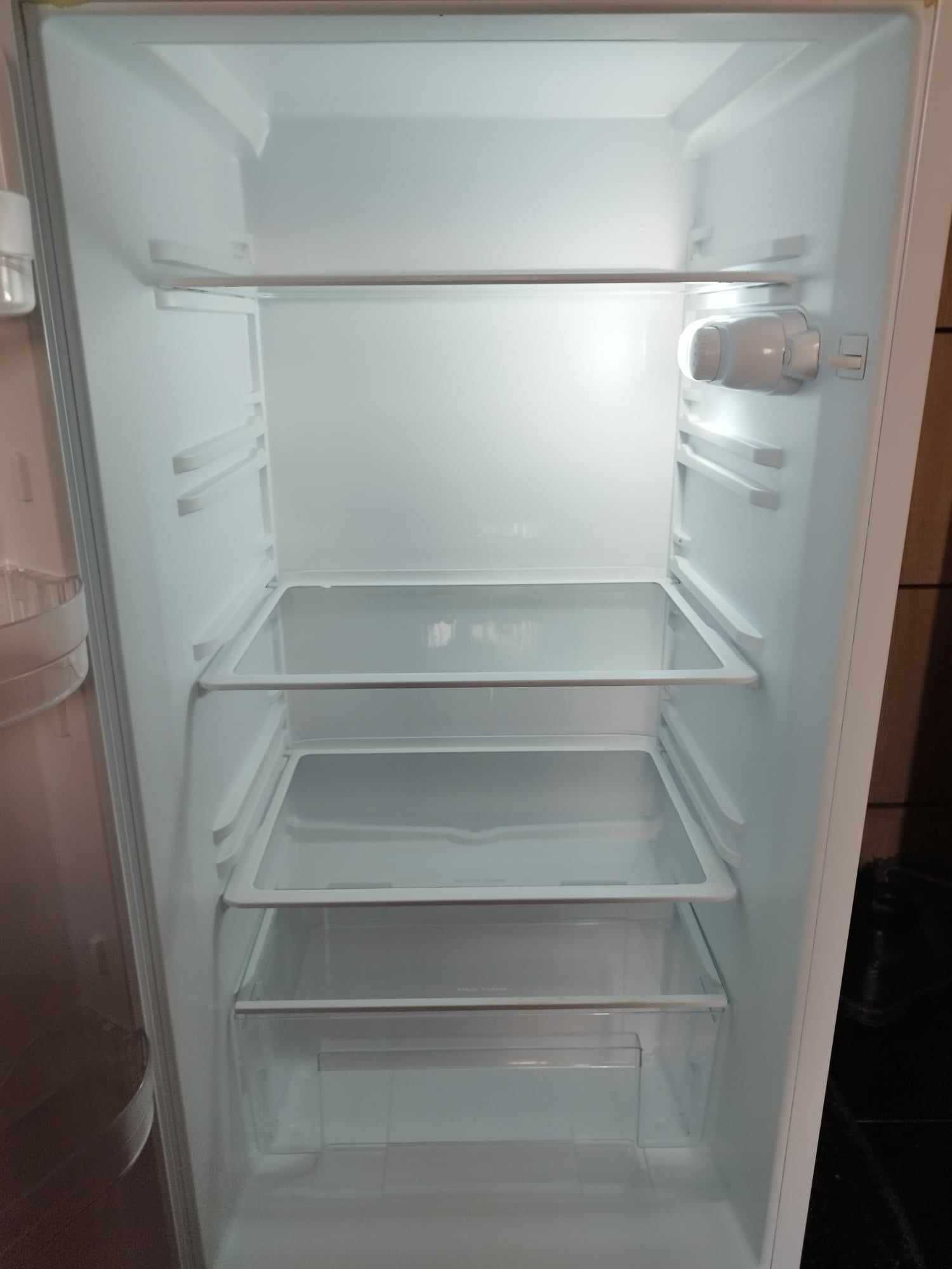 Vând frigider incorporabil in stare buna preț 550 lei
