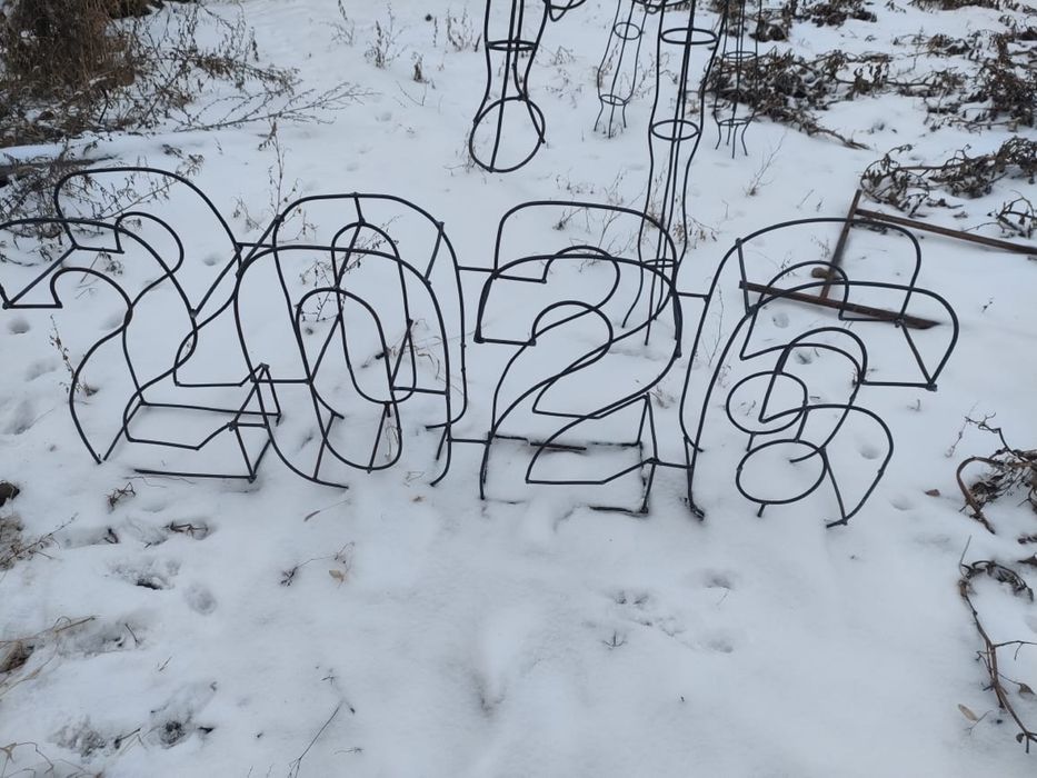 Продам фигуру Лошади 2026 год из проволоки 6 мм. Высота около 180 см.