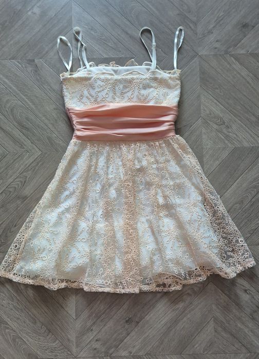 Rochie roz caisă de dantelă