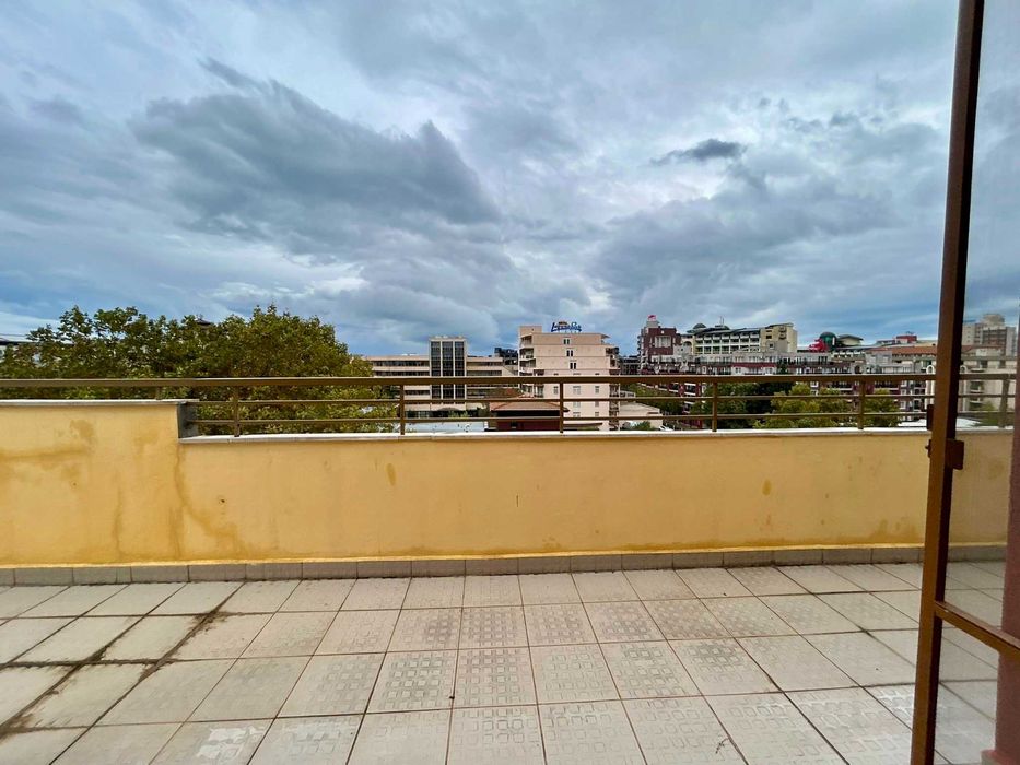 Просторен двустаен апартамент в к-с „Аштън Хол“