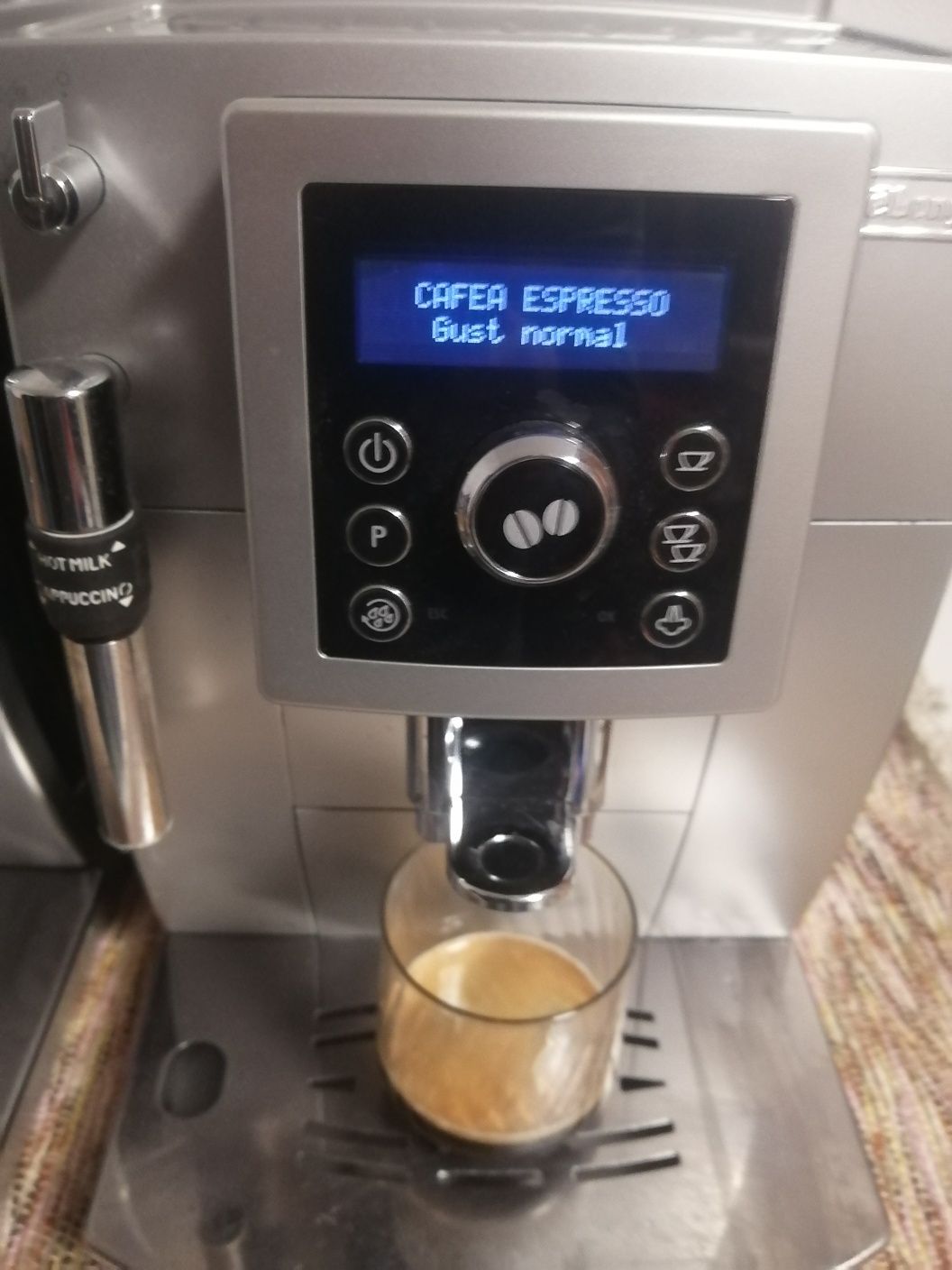 Expresor cafea Delonghi cu sistem de spumare