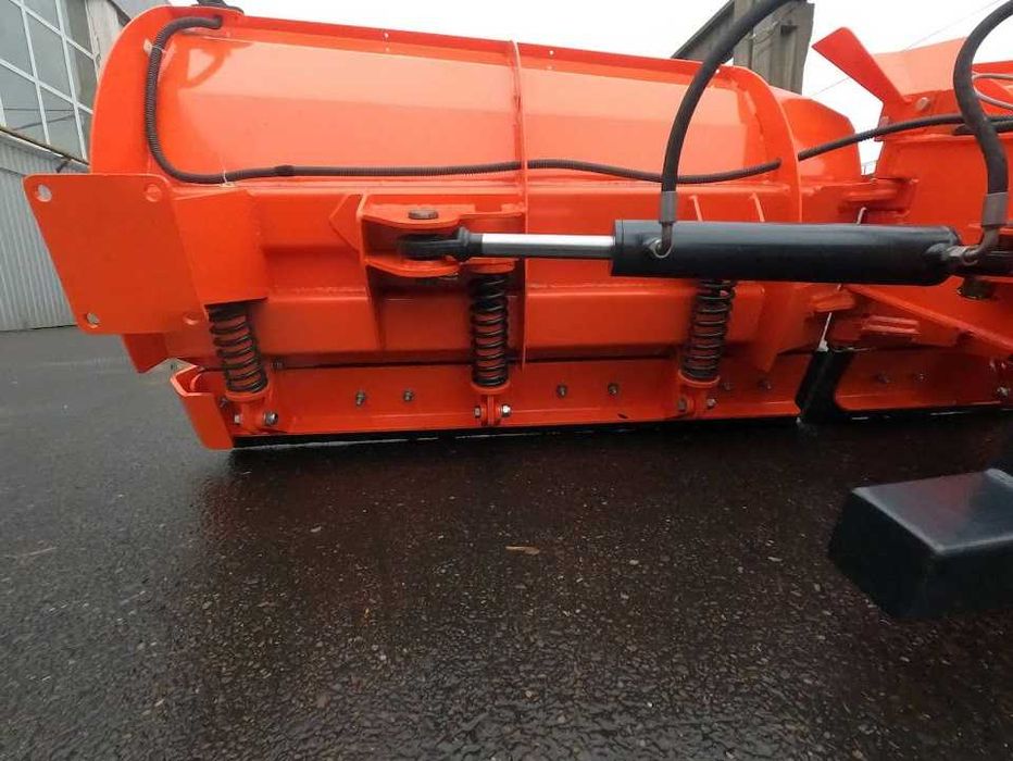 Lama zapada in V buldoexcavator, incarcator telescopic sau Unimog