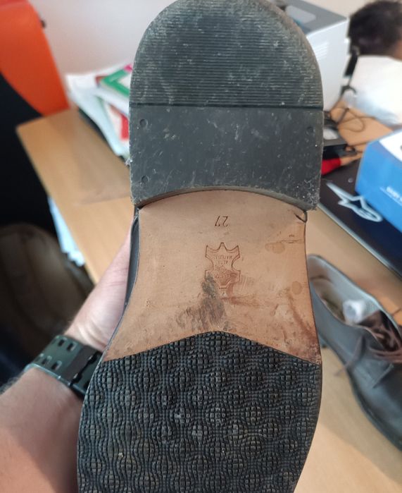 Pantofi militari, nu sunt noi.