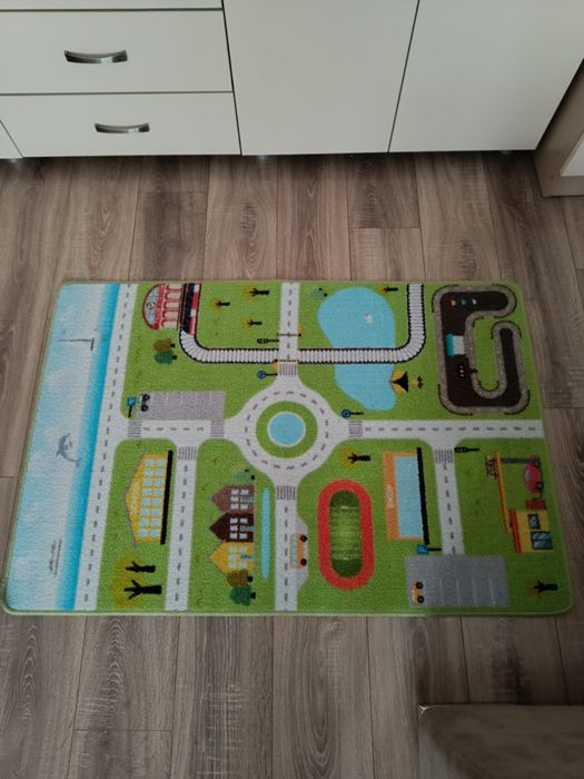 Vand 2 covoare special pentru camera copiilor 80/120 cm