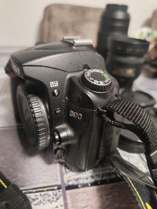 NIKON D90 + obiectiv AF-S 18-105mm