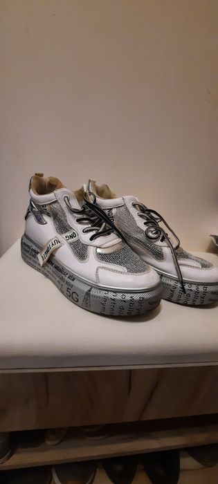 Продам женские кроссовки в отличном состоянии Турция,