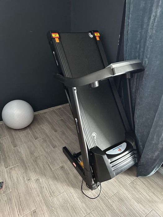 Bandă de Alergat Pliabilă FitTronic D550 - Excelentă pentru Acasă!