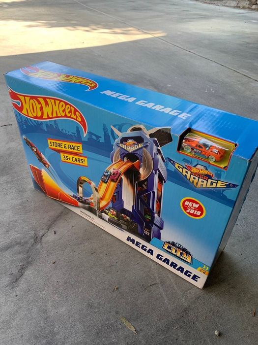 Мега гараж с количка Hot Wheels City FTB68