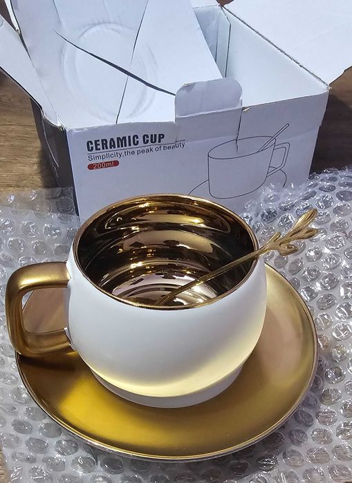 Комплект чаша с чинийка в бяло и златно