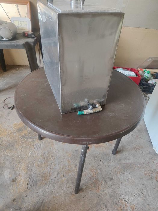 Резервоар за чиста вода от неръждавейки с кранче, капак и гърловина.