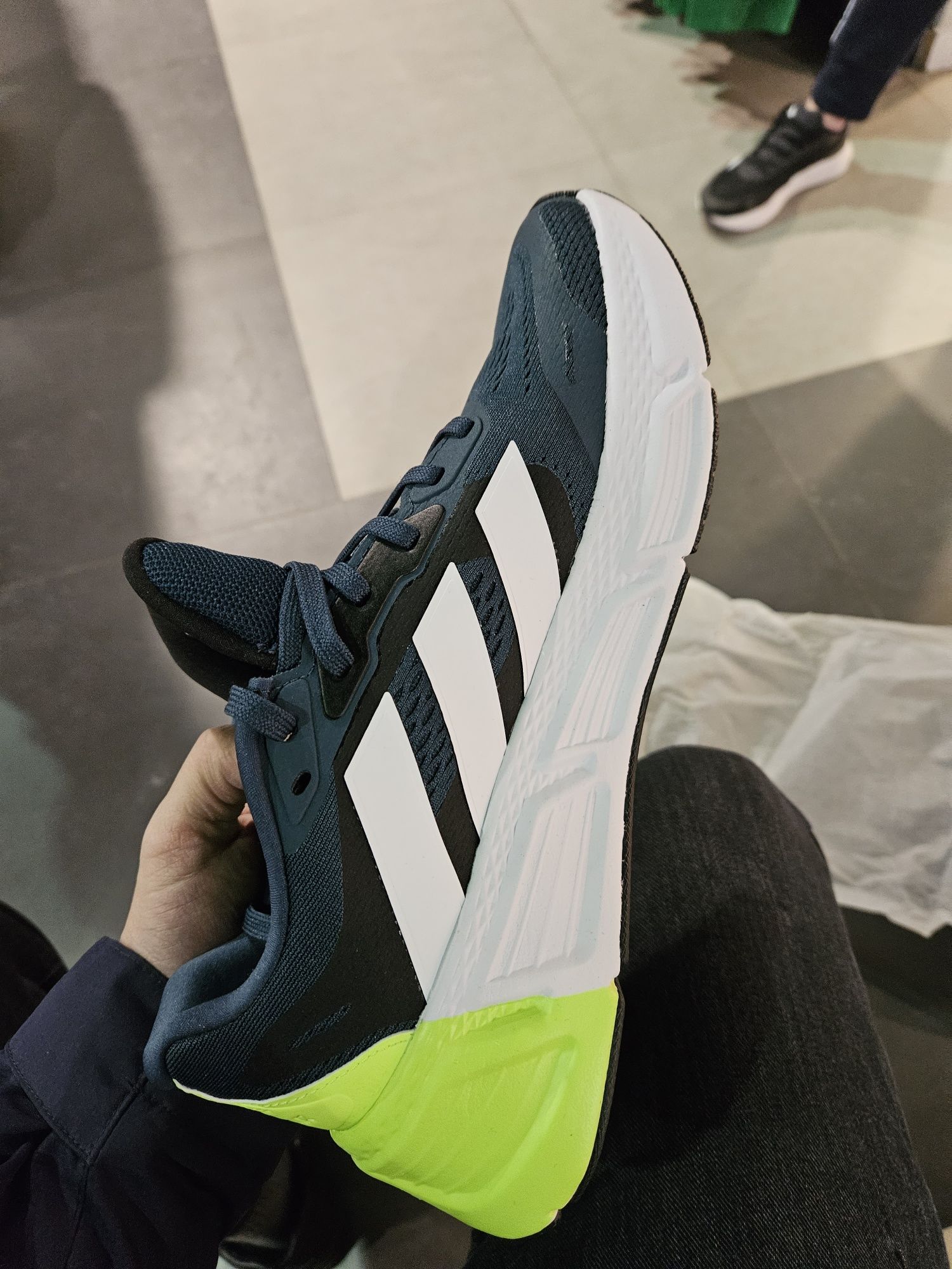 Продам оригинал кроссовки Adidas