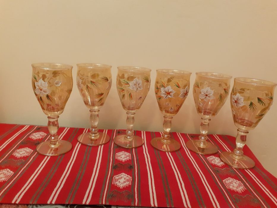6 pahare cu picior.pictate manual pe sticlă de culoare gălbuie, model