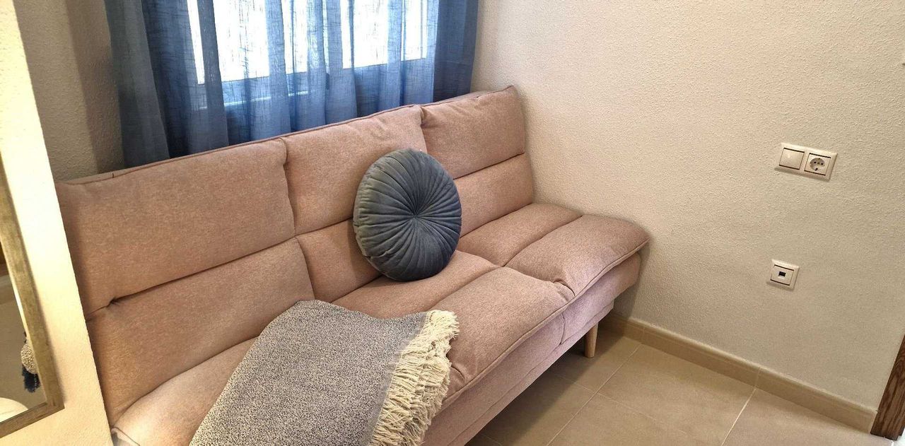 Дава се под наем Двустаен апартамент в София, Център - 65 кв.м за 408 € - Снимка #1