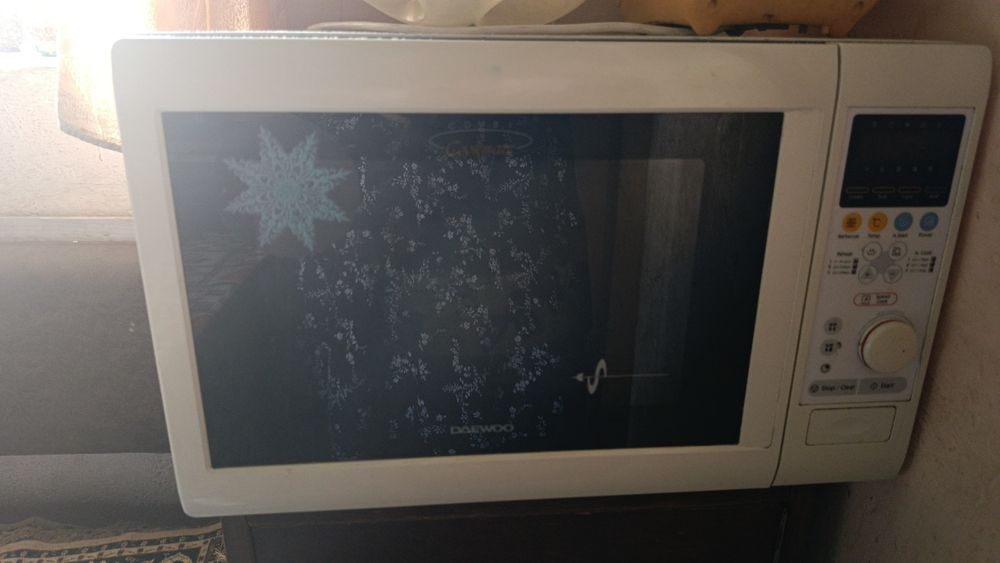 Белая микроволновая печь микроволновка