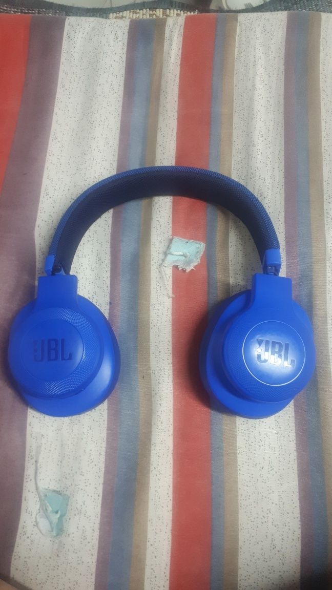 Продам наушники JBL в среднем состоянии