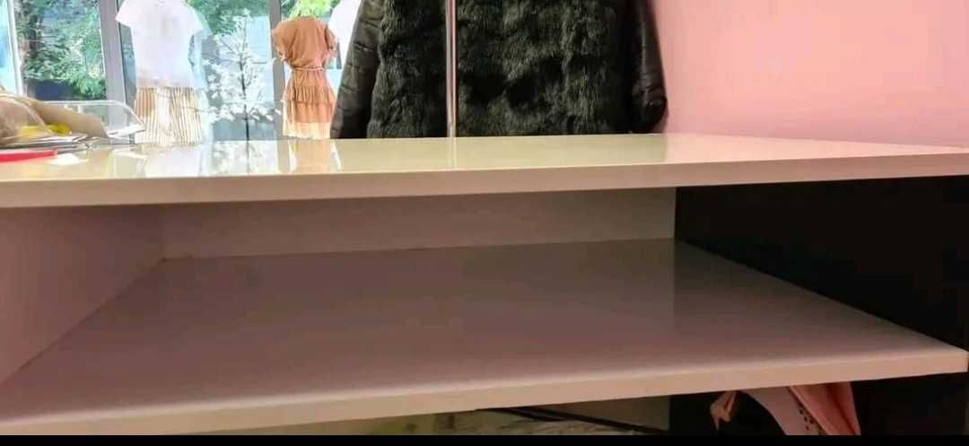 Мебели за магазин