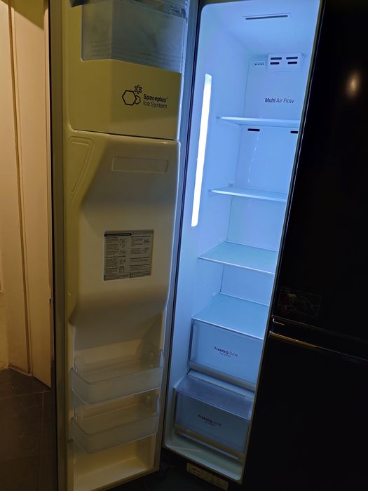 Хладилник LG side by side, модел GSJ760WBXV