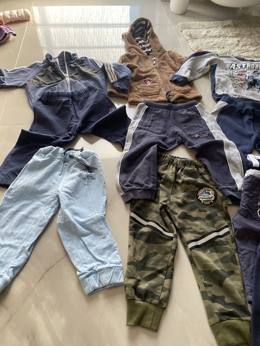 Lot de haine pt baieti purtate de cateva sunt in sfare fiarte buna