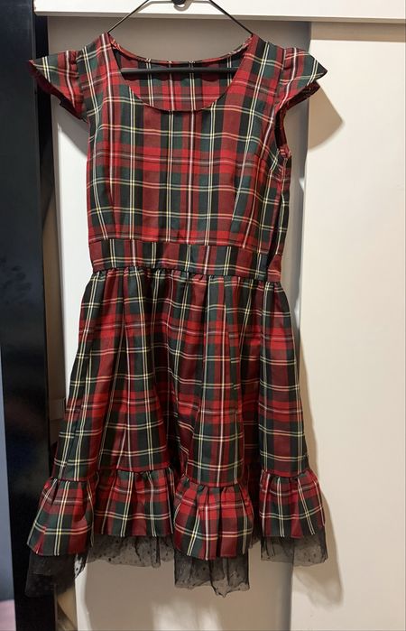 Разнообразни дамски дрехи – различни размери S–L