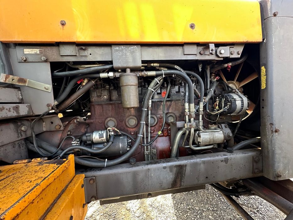 Vînd tractor Renault