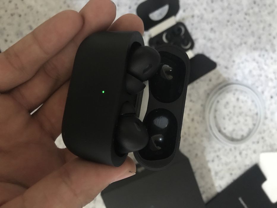 AirPods pro xolati yaxshi zaryadka 2 kun yetadi karobka dokument bor