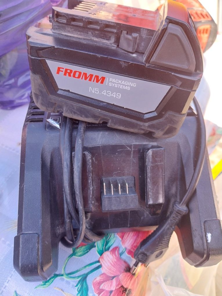 Incarcator cu 2 acum Feinn ,si set impact milwuooake , makita bosch