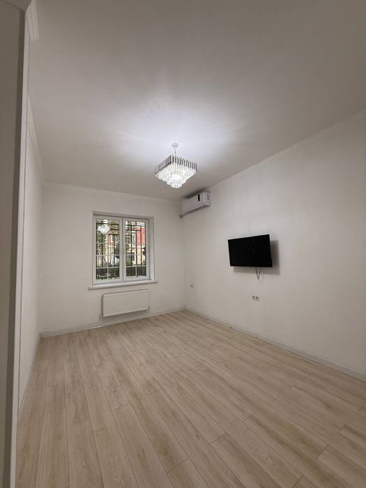 Mirobod Greenwich da 1-qavat 5 xona 125 kv kvartira sotiladi