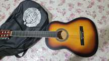 Yangi gitara sotiladi