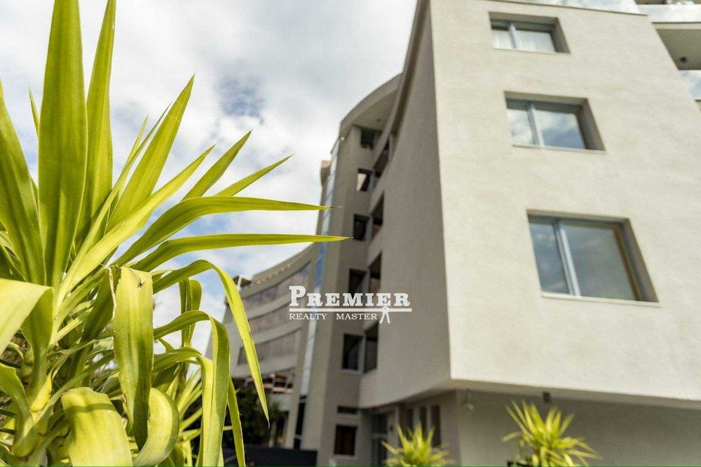 Двустаен със собствен “английски двор“, на метри от плажните дюни