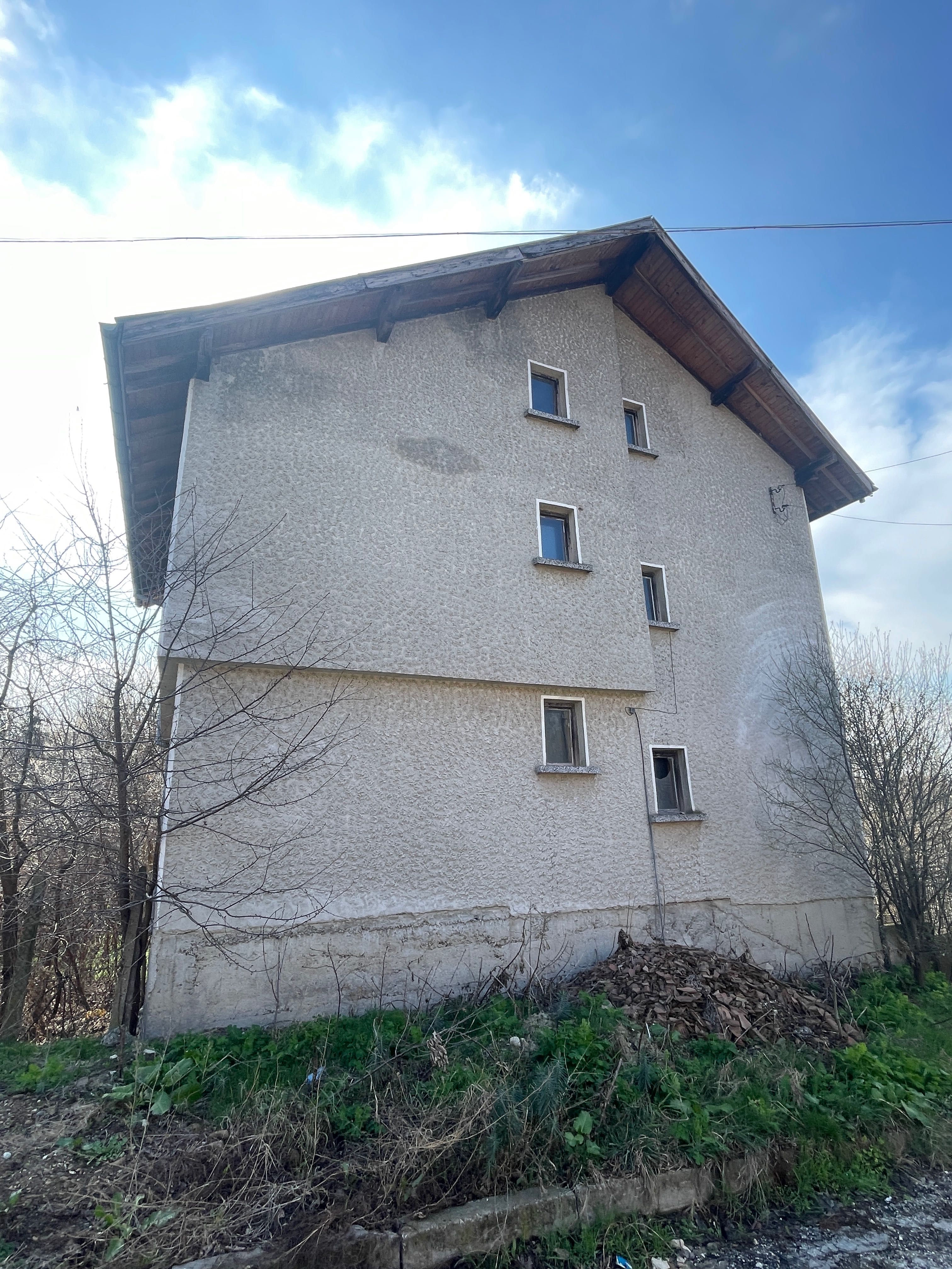 Масивна къща в близост до гр. Плевен - центъра на с. Радишево