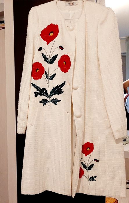 Vând palton cu broderie maci