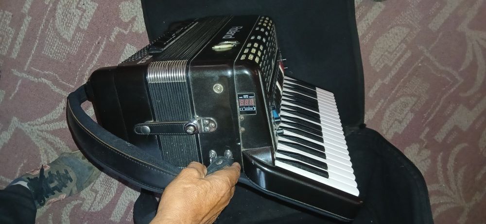 Vând acordion Roland fr 3s