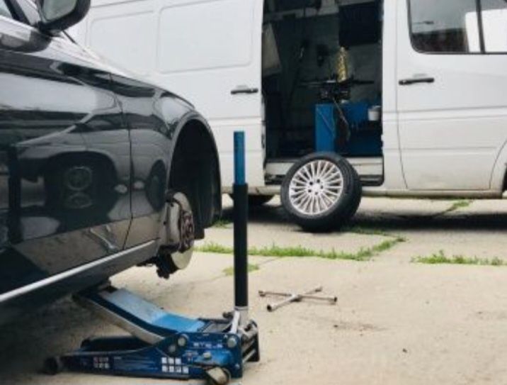 Выездной мобильный грузовой шиномонтаж прикурка