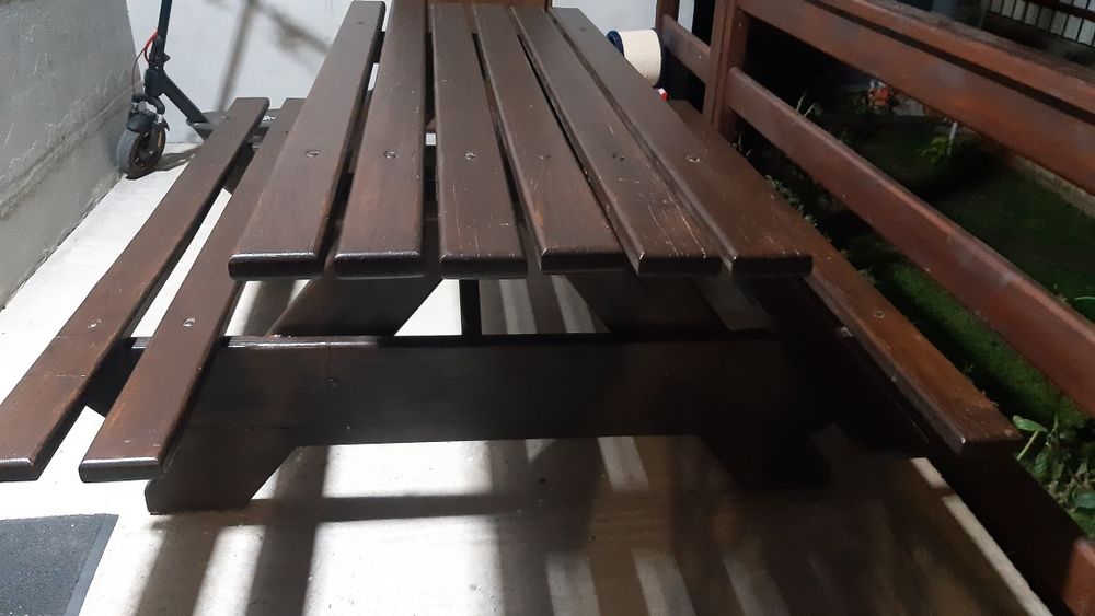 Vând masă cu băncuțe