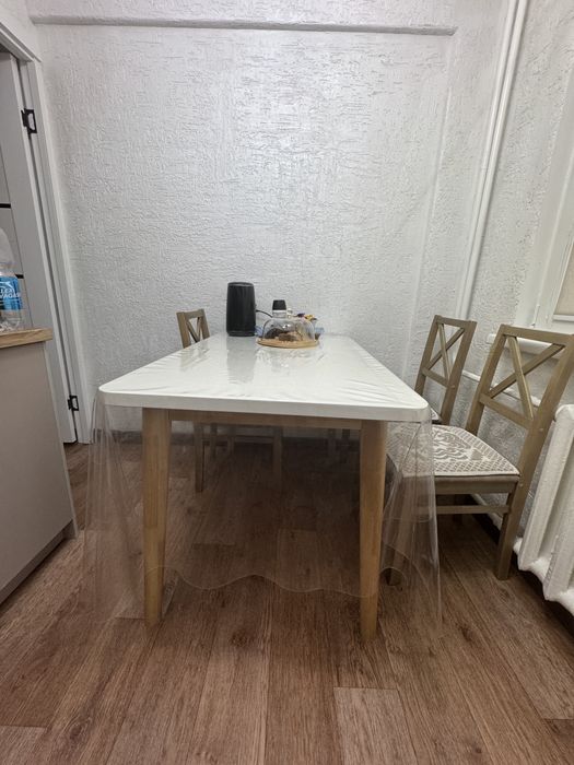 Продам кухонный стол со стульями