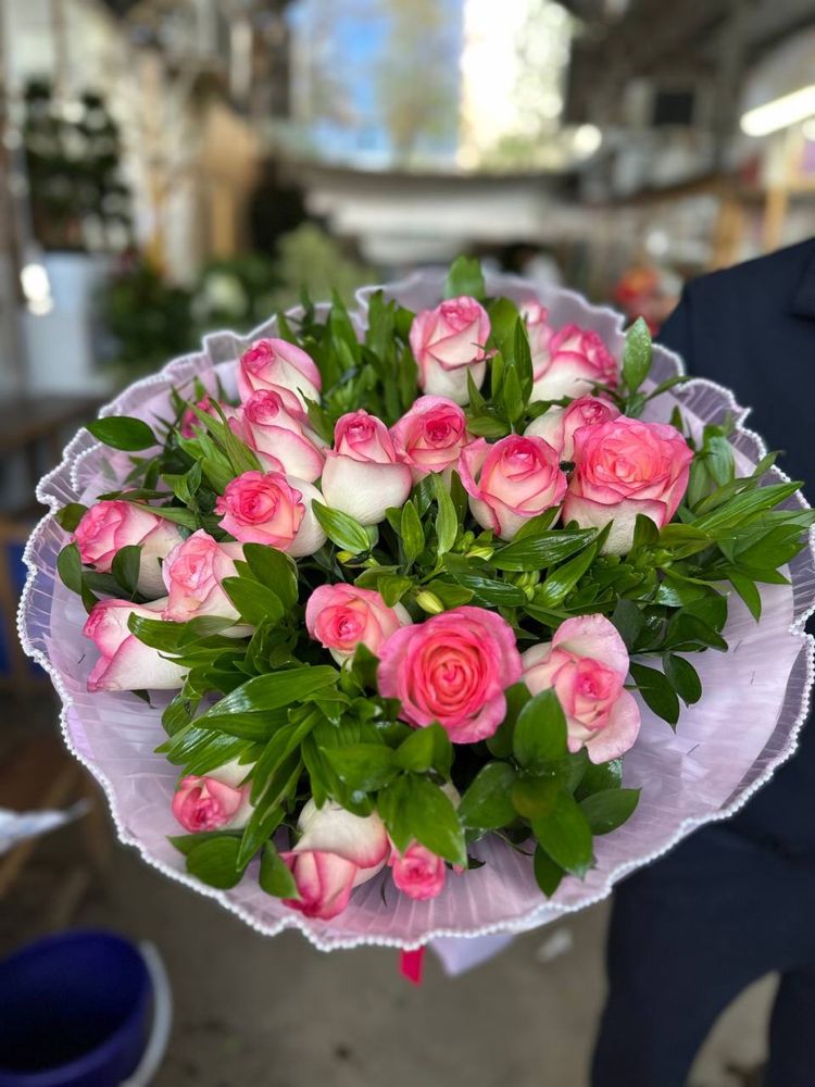 Buket gullar oq qizil roziviy pushti lola atirgul siren