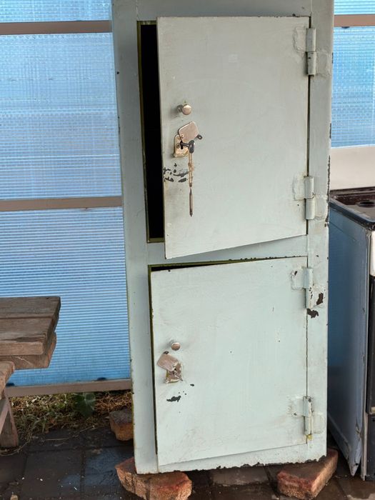 Продам сейф металлический
