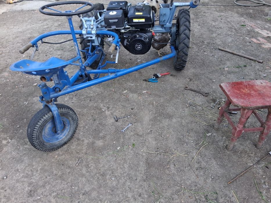 Vând cositoare bertolini cu tot cu scaun si motor nou pe benzina