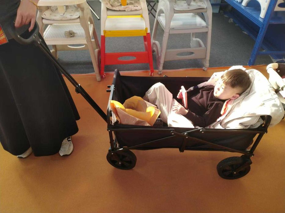 Детская тележка
Лагерь, сад.
Ребенок очень удобен.