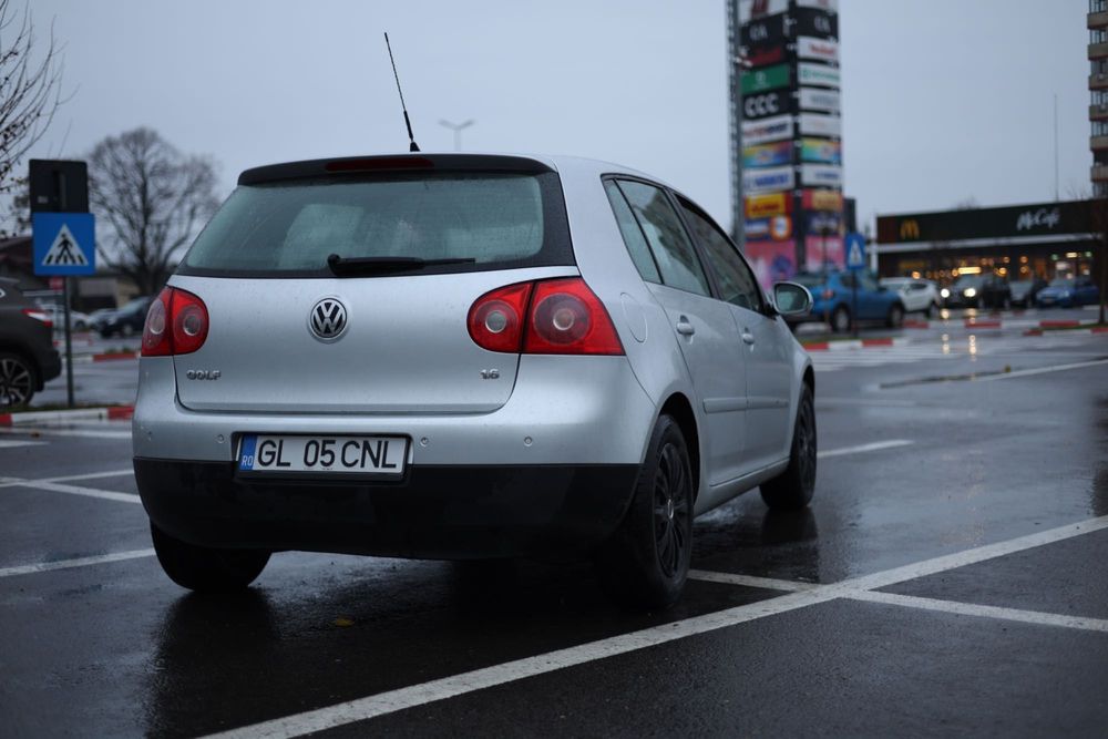 Vând Volkswagen Golf 5 – 1.6 benzină