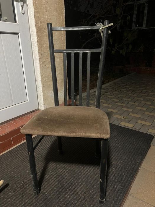 Стул на металической основе
