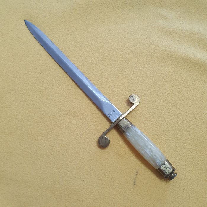 Stilet ofițer R.S.R